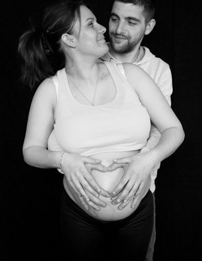 photo - grossesse - zoom souvenirs - parents - ventre - main- cœur - sourire - studio - noir et blanc
