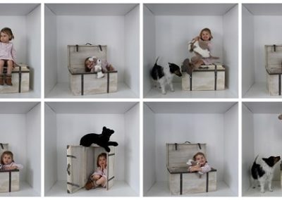 photo - box - zoom souvenirs - fille - montage - chien - boite - peluche - panthère - sourire - jeu - rose - blanc - marron - noir - kangourou