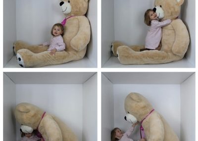 photo - box - zoom souvenirs - fille - peluche - montage - sourire - câlin - blanc - marron - rose - jeu