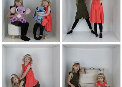 photo - box - zoom souvenirs - enfants - peluche - boite - sourire - filles - blanc - robe - saumon - vert - violet - bleu - marron