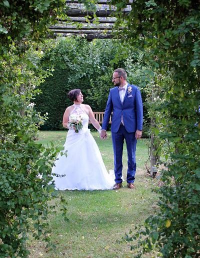photo - mariage - zoom souvenirs - couple - parc - pelouse - arbre - sourire - robe - costume - fleur - vert - blanc - bleu