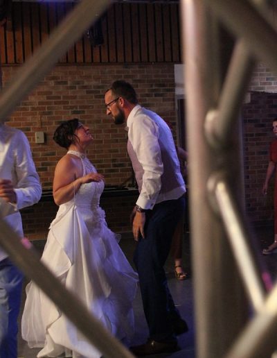 photo - mariage - zoom souvenirs - couple - danse - poteau - piste - spot - robe - costume - blanc - gris