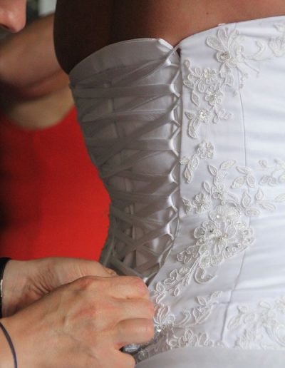 photo - mariage - zoom souvenirs - femme - dos - robe - lacet - main - blanc - dentelle
