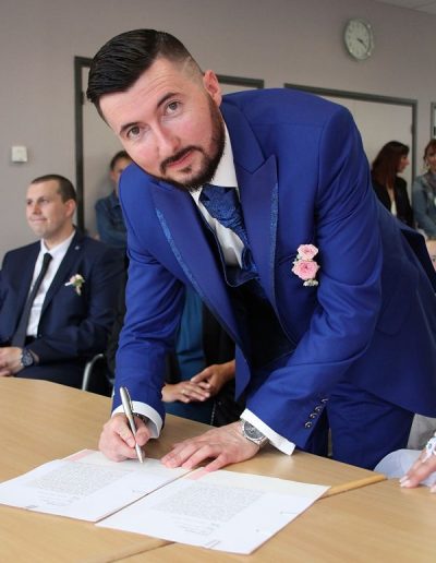 photo - mariage - zoom souvenirs - homme - signature - costume - cravate - bleu - crayon