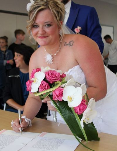 photo - mariage - zoom souvenirs - femme - robe - signature - bouquet - blanc - bleu - rose - vert