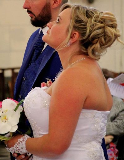 photo - mariage - zoom souvenirs - femme - bouquet - chignon - robe - couple - cravate - costume - bleu - blanc