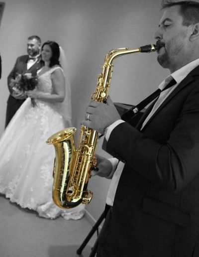 photo - mariage - zoom souvenirs - couple - musicien - robe - bouquet - costume - saxophone - dentelle -voile - noir et blanc - couleur - doré