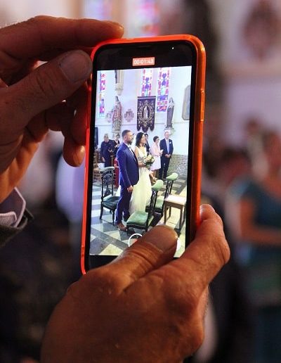 photo - mariage - zoom souvenirs - téléphone - église - couple - main - bleu - blanc - orange