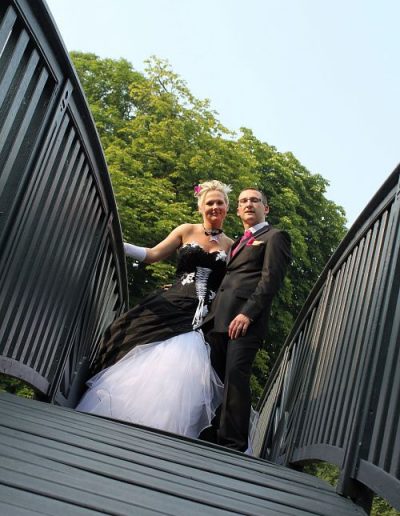 photo - mariage - zoom souvenirs - couple - pont - arbre - ciel - robe - costume - sourire - noir - blanc - vert - bleu