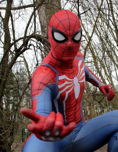 photo - thématique - zoom souvenirs - homme - forêt - spiderman - masque - araignée - branche - rouge - bleu - ciel - arbre - vert