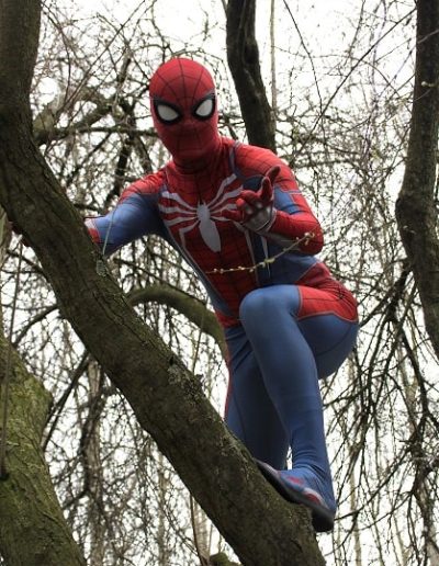 photo - thématique - zoom souvenirs - homme - déguisement - spiderman - arbre - rouge - bleu - marron - ciel - branche