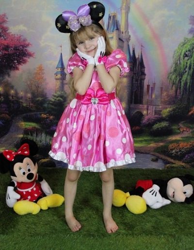 photo - thématique - zoom souvenirs - fille - princesse - déguisement - robe - peluche - château - oreille - enfant - décor - rose - rouge - jaune - noir - vert - pelouse - arc en ciel