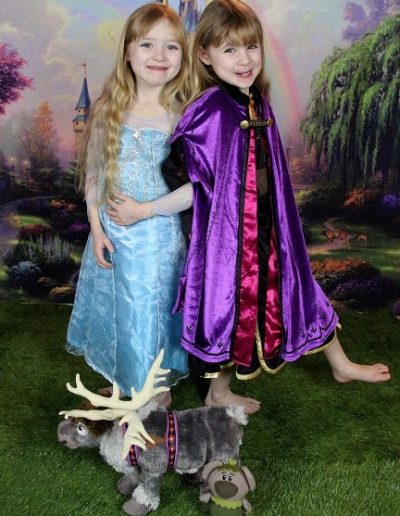 photo - thématique - zoom souvenirs - filles - princesse - renne - pelouse - robe - déguisement - décor - bleu - violet - vert - sourire
