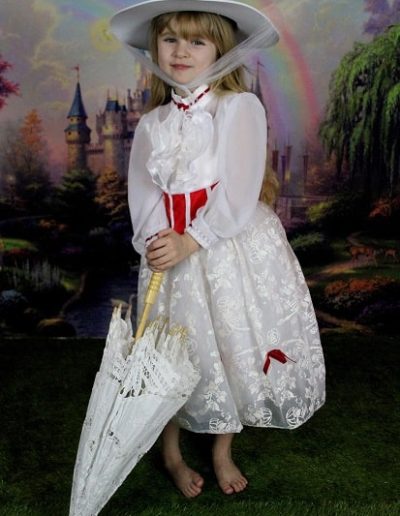 photo - thématique - zoom souvenirs - fille - pelouse - princesse - ombrelle - chapeau - robe - dentelle - château - enfant - vert - blanc - rouge - arc en ciel
