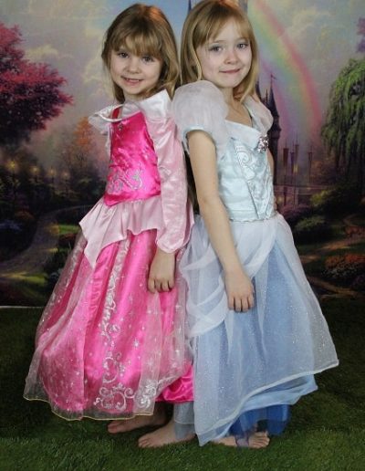 photo - thématique - zoom souvenirs - filles - princesse - pelouse - décor - robe - sœur - sourire - rose - bleu - vert - tulle - dentelle - motif - arc en ciel