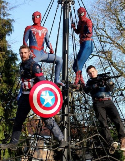 photo - thématique - zoom souvenirs - hommes - spiderman - captain america - soldat - fusil - bouclier - arbre - ciel - suspendu - étoile - bleu - rouge - noir - masque
