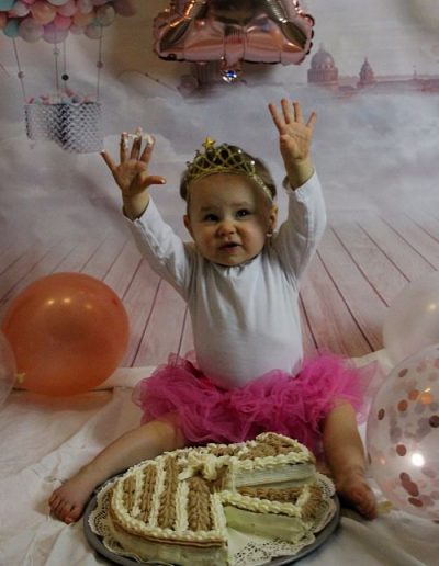 photo - smash the cake - zoom souvenirs - bébé - gâteau - anniversaire - crème - ballon -décor - tutu - maillot - mains - couronne - rose - blanc