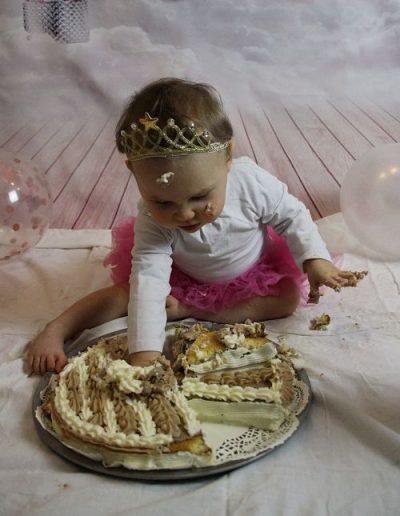 photo - smash the cake - zoom souvenirs - bébé - gâteau - anniversaire - écrasé - salir - ballon - couronne - tutu - maillot - main - crème - rose - blanc