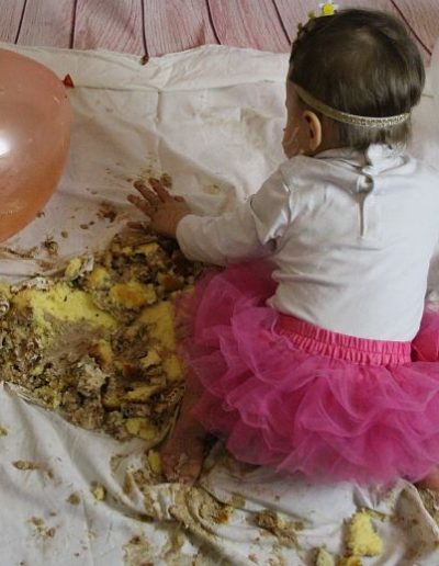 photo - smash the cake - zoom souvenirs - bébé - gâteau - anniversaire - ballon - écrasé - jeu - tutu - couronne - rose - blanc