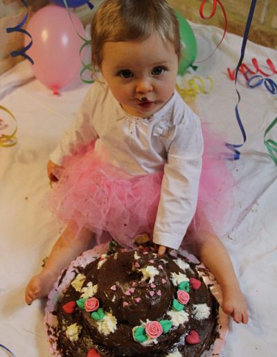 photo - smash the cake - zoom souvenirs - fille - gâteau - anniversaire - serpentin - ballons - tutu - maillot - maquillage - rose - marron - blanc - bleu