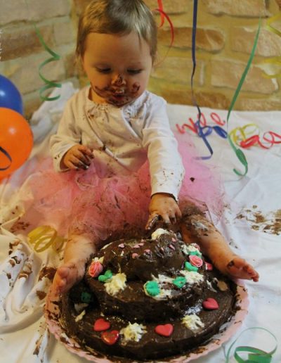 photo - smash the cake - zoom souvenirs - fille - gâteau - anniversaire - tutu - maquillage - cœur - serpentin - ballons - marron - rose - blanc - orange