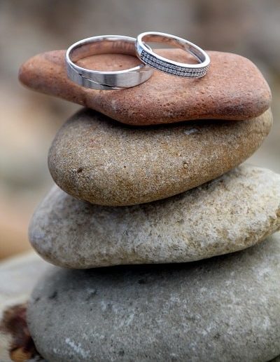 photo - trash the dress - zoom souvenirs - galet - alliance - marron - gris - diamant
