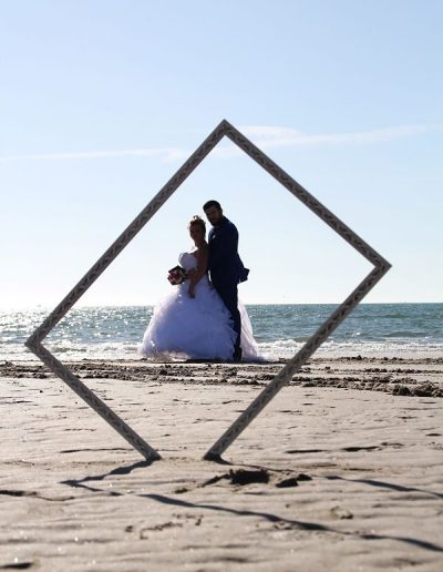 photo - trash the dress - zoom souvenirs - couple - mariage - câlin - cadre - plage - mer - ciel - bouquet - costume - robe - bleu - blanc - sable