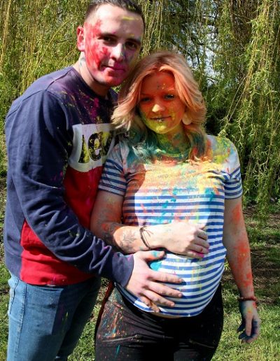 photo - fête des couleurs - zoom souvenirs - couple - poudre - enceinte - parc - arbre - vert - orange - jaune - bleu - rouge
