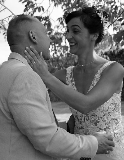 photo - mariage - zoom souvenirs - couple - caresse - sourire - robe - costume - parc branche - dentelle - noir et blanc - collier - chignon