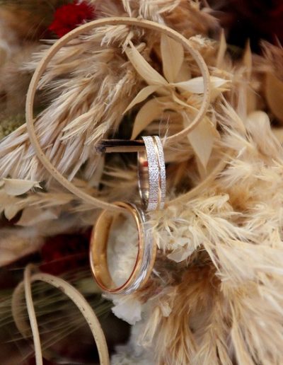 photo - mariage - zoom souvenirs - bouquet - alliances - rouge - or - paille - blé