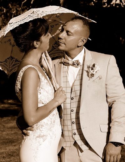 photo - mariage - zoom souvenir - couple - regard - amour - ombrelle - robe - costume - parc - sépia