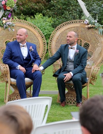photo - mariage - zoom souvenirs - couple - hommes - parc - arbre - pelouse - fauteuils - fleur - costumes - vert - bleu