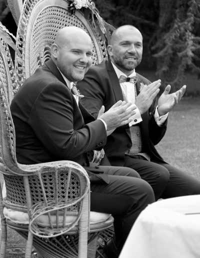 photo - mariage - zoom souvenirs - couple - hommes - costume - parc - arbre - fauteuil - sourire - noir et blanc