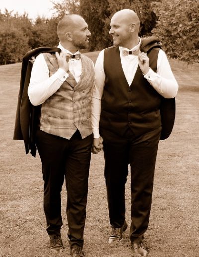 photo - mariage - zoom souvenirs - hommes - couple - regard - parc - arbre - pelouse - costumes - nœud papillon - veste - sépia