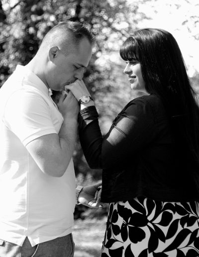 photo - engagement - zoom souvenirs - couple - amour - baiser - forêt - sourire - noir et blanc