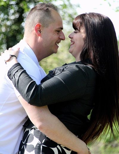 photo - engagement - zoom souvenirs - couple - rire - amour - forêt - noir - blanc - vert