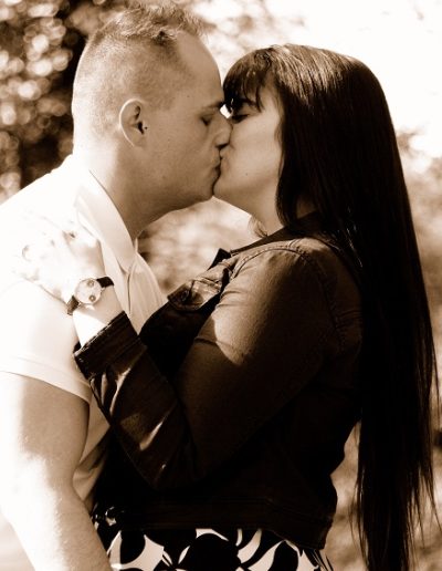 photo - engagement - zoom souvenirs - couple - amour - bisou - forêt - sépia