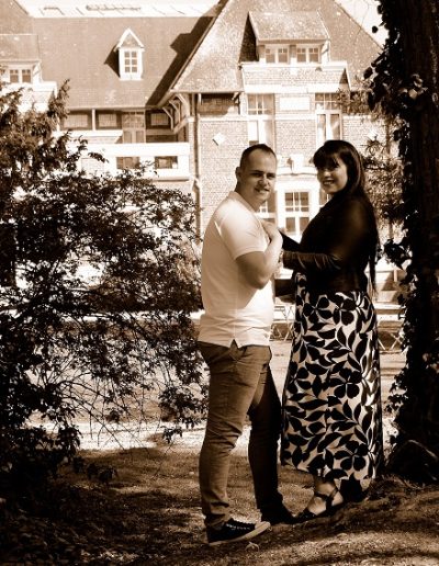 photo - engagement - zoom souvenirs - couple - parc - manoir - arbre - branche - sourire - sépia