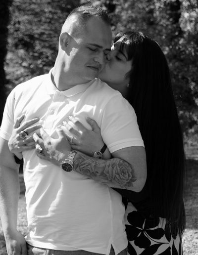 photo - engagement - zoom souvenirs - couple - bisou - câlin - forêt - amour - tatouage - noir et blanc