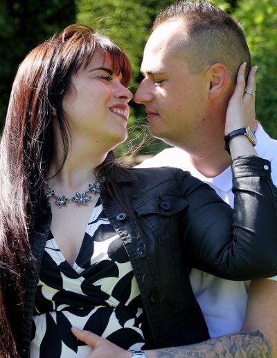 photo - engagement - zoom souvenirs - couple - regard - amour - câlin - forêt - sourire - noir blanc - vert