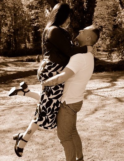 photo - engagement - zoom souvenirs - couple - forêt - arbre - pelouse - amour - câlin - sourire - sépia