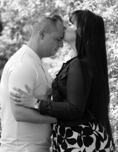 photo - engagement - zoom souvenirs - couple - amour - baiser - câlin - forêt - noir et blanc