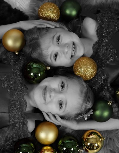 photo - thématique - zoom souvenirs - filles - noël - sourire - robe - boules - noir et blanc - couleur - couverture - vert - or