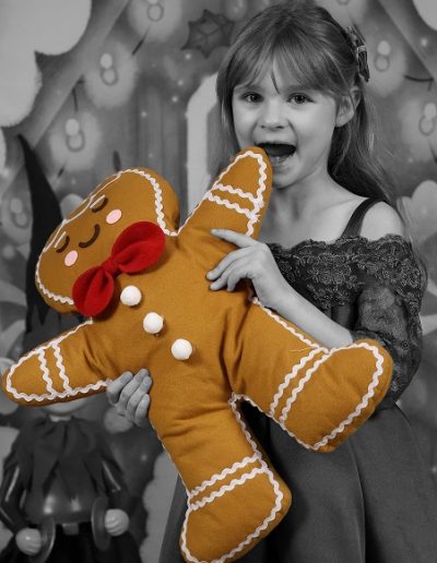 photo - thématique - zoom souvenirs - fille - noël - décor - biscuit - croquer - lutin - noir et blanc - couleur - marron