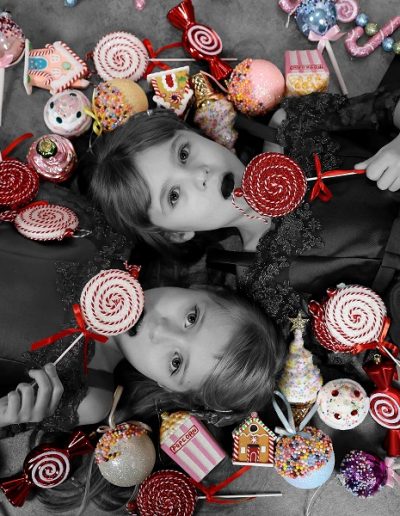 photo - thématique - zoom souvenirs - filles - noël - bonbons - décor - popcorn - gâteau - glace - noir et blanc - couleur - rouge - rose - violet